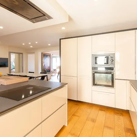 Coastal Escape Keyweek In With Balcony And Parking شقة *